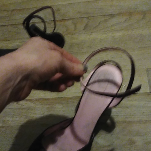 Size 7 maroon strap around the ankle heels - Picture 4 of 4